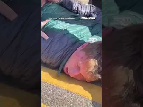 WATCH: Hostile crowd surrounds Border Patrol as arrest turns violent #shorts #foxnews #viral